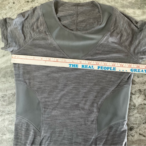 Lululemon short-sleeve shirt with mesh cutouts size 4 (K1) - Picture 7 of 9